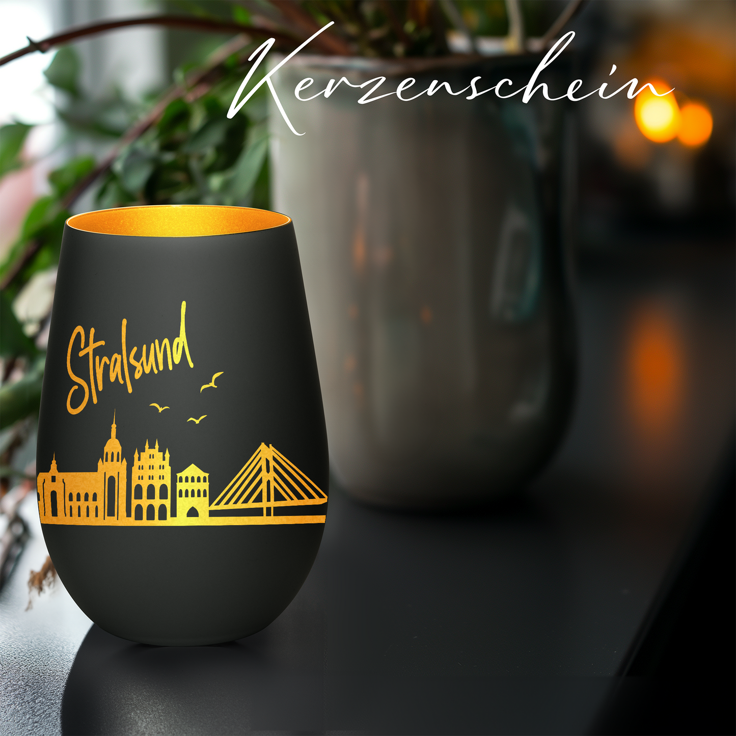 Hochwertiges Glas Windlicht mit Gravur "SKYLINE STRALSUND" in der Farbe Schwarz/Gold