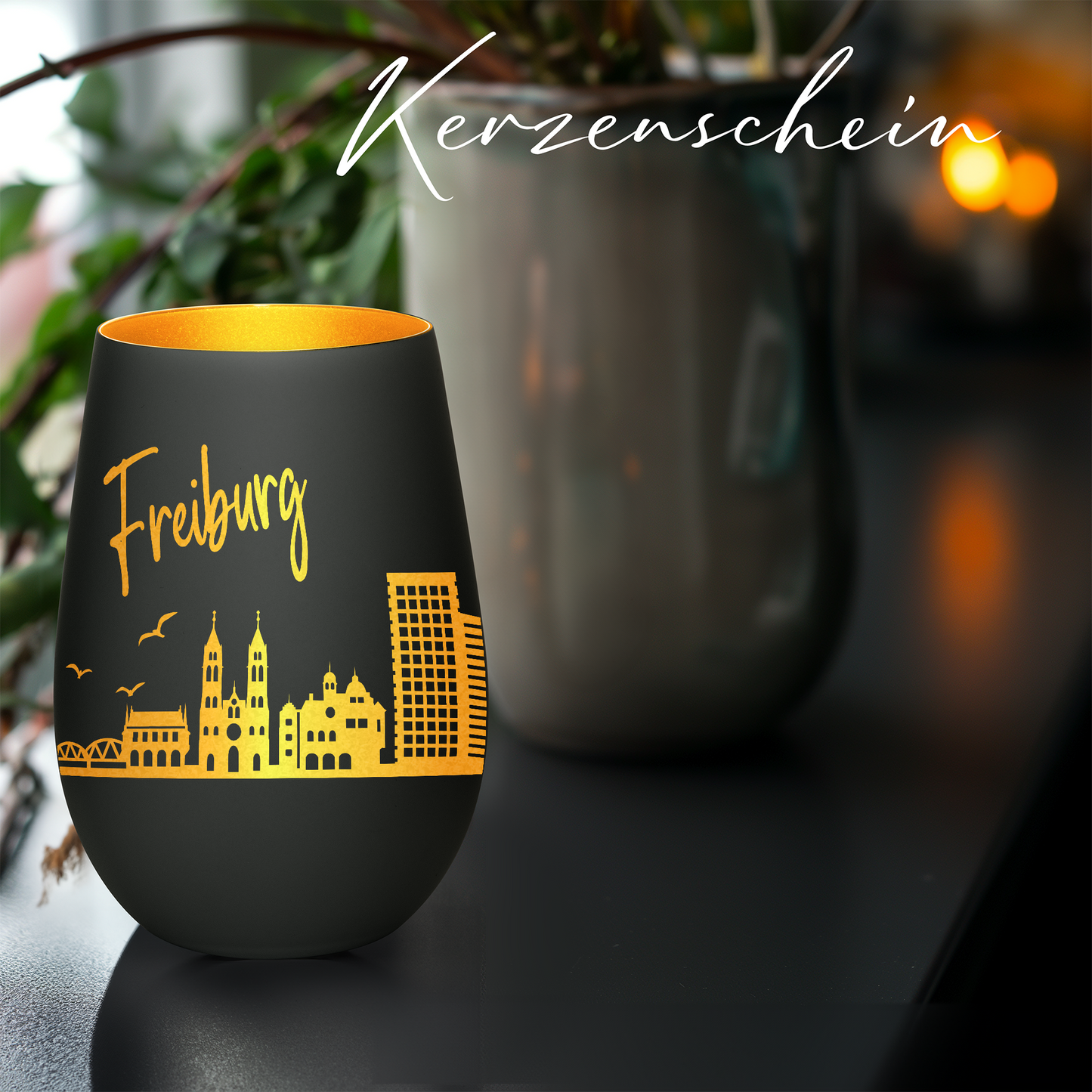 Hochwertiges Glas Windlicht mit Gravur "SKYLINE FREIBURG" in der Farbe Schwarz/Gold