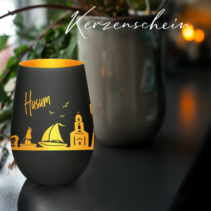 Hochwertiges Glas Windlicht mit Gravur "SKYLINE HUSUM" in der Farbe Schwarz/Gold