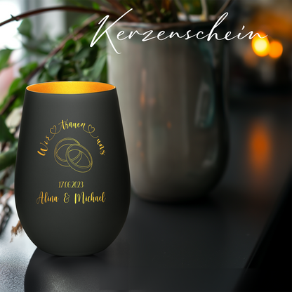 Hochwertiges Glas Windlicht mit Gravur "WIR TRAUEN UNS" Motiv Hochzeitsringe mit Wunschnamen und Datum in der Farbe Schwarz/Gold