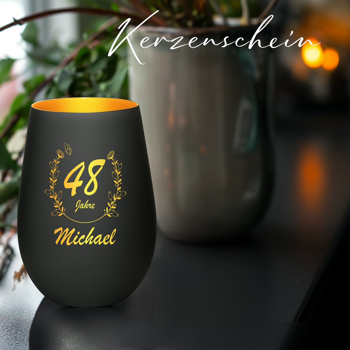 Hochwertiges Glas Windlicht mit Gravur "GEBURTSTAG MIT BLUMENKRANZ" mit Wunschnamen und Datum in der Farbe Schwarz/Gold