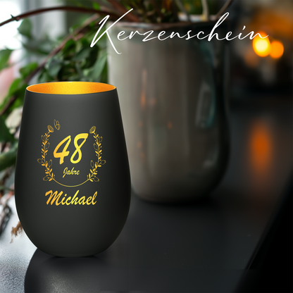 Hochwertiges Glas Windlicht mit Gravur "GEBURTSTAG MIT BLUMENKRANZ" mit Wunschnamen und Datum in der Farbe Schwarz/Gold