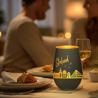 Hochwertiges Glas Windlicht mit Gravur "SKYLINE STRALSUND" in der Farbe Schwarz/Gold