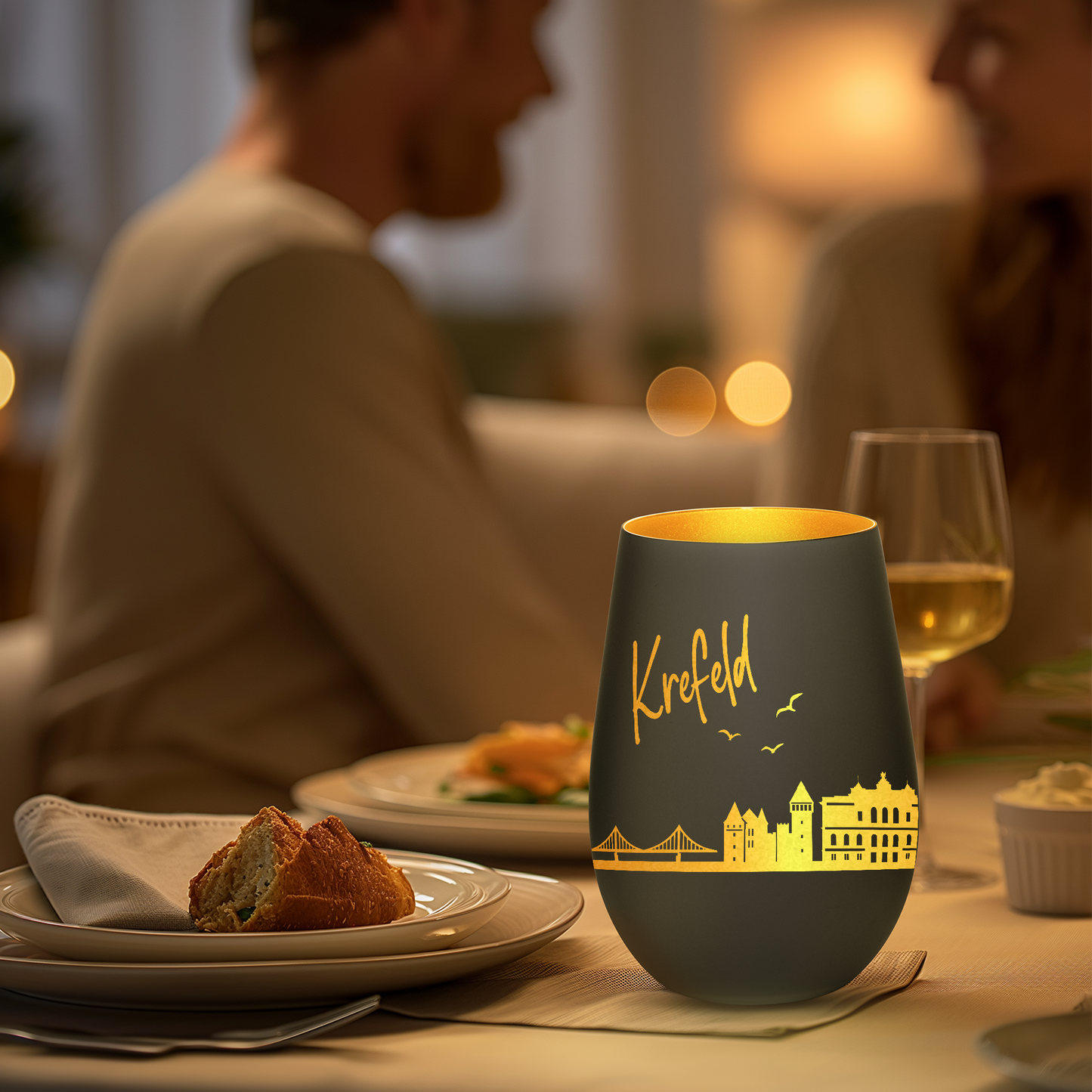 Hochwertiges Glas Windlicht mit Gravur "SKYLINE KREFELD" in der Farbe Schwarz/Gold