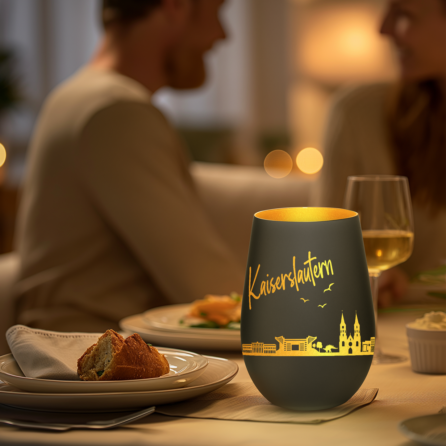 Hochwertiges Glas Windlicht mit Gravur "SKYLINE KAISERSLAUTERN" in der Farbe Schwarz/Gold