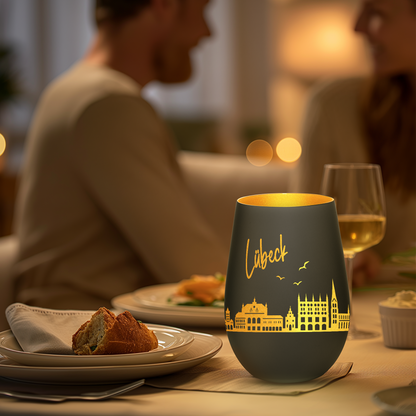 Hochwertiges Glas Windlicht mit Gravur "SKYLINE LÜBECK" in der Farbe Schwarz/Gold