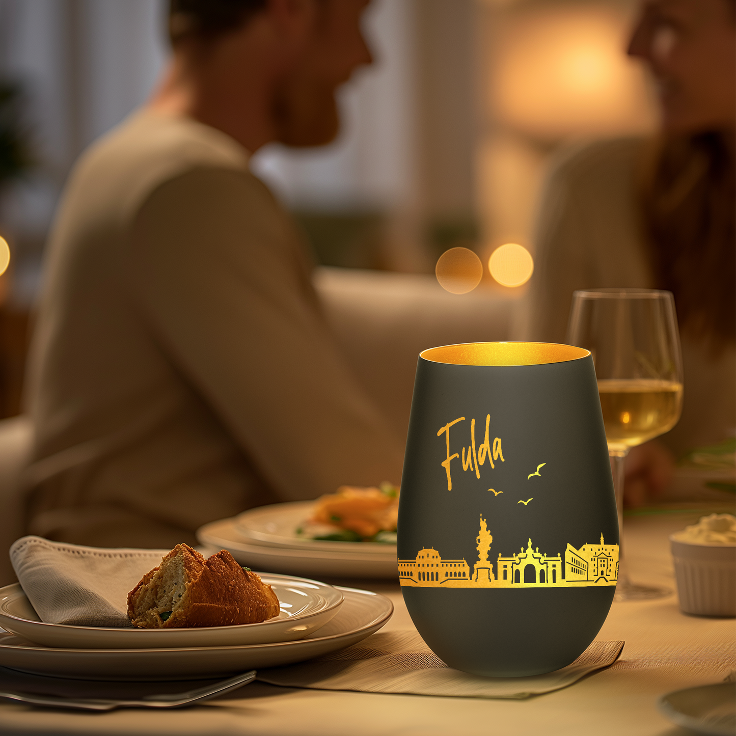 Hochwertiges Glas Windlicht mit Gravur "SKYLINE FULDA" in der Farbe Schwarz/Gold