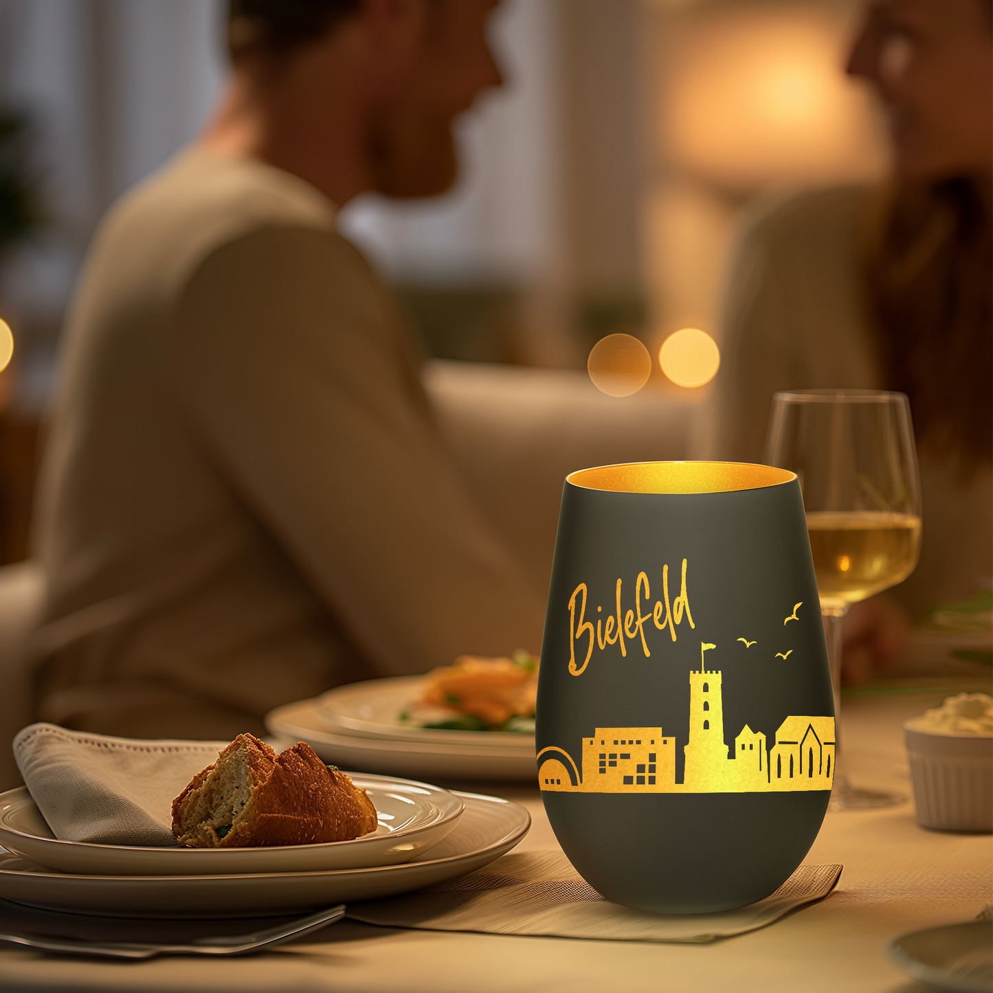 Hochwertiges Glas Windlicht mit Gravur "SKYLINE BIELEFELD" in der Farbe Schwarz/Gold