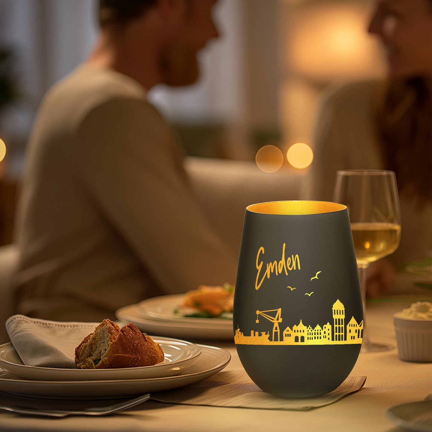Hochwertiges Glas Windlicht mit Gravur "SKYLINE EMDEN" in der Farbe Schwarz/Gold