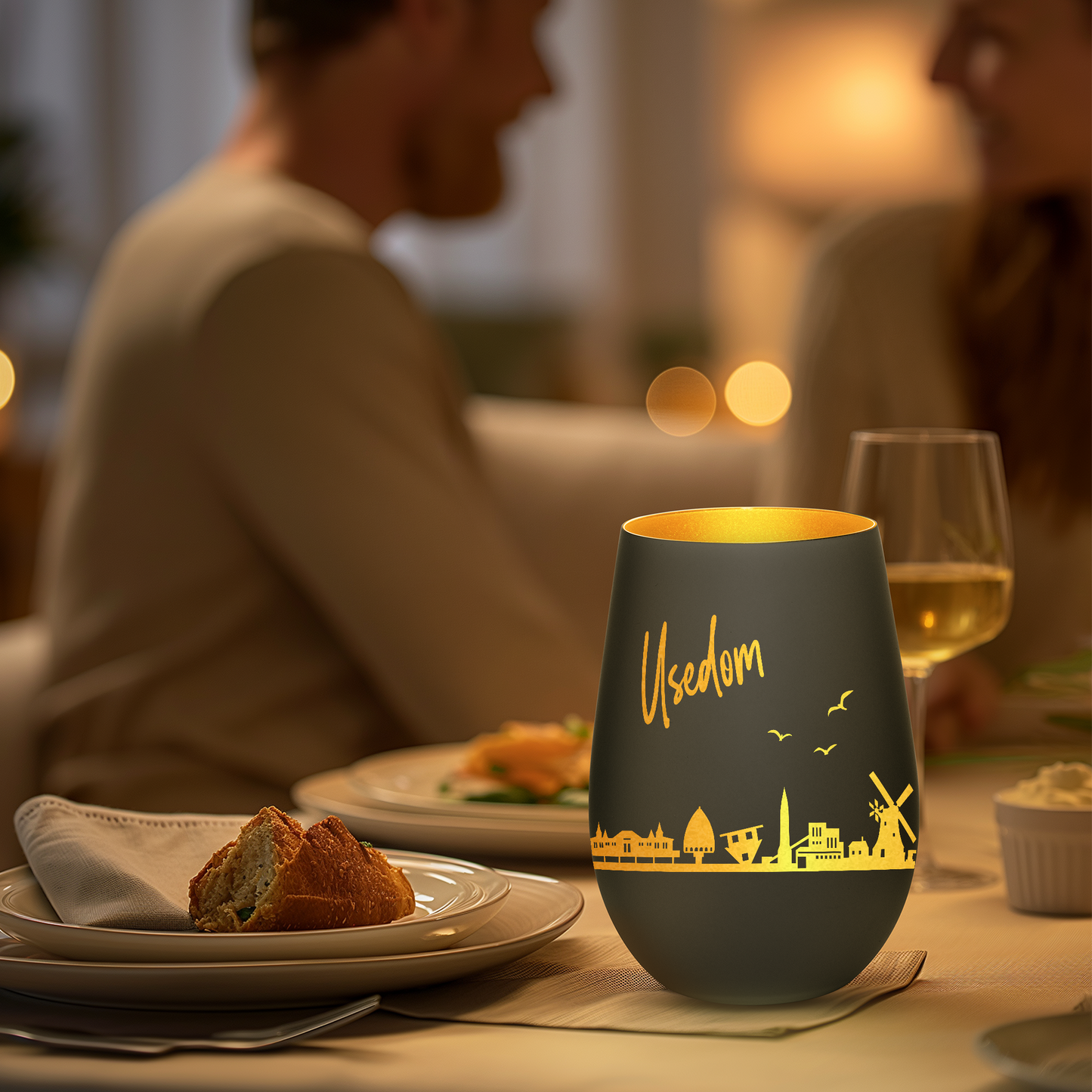Hochwertiges Glas Windlicht mit Gravur "SKYLINE USEDOM" in der Farbe Schwarz/Gold