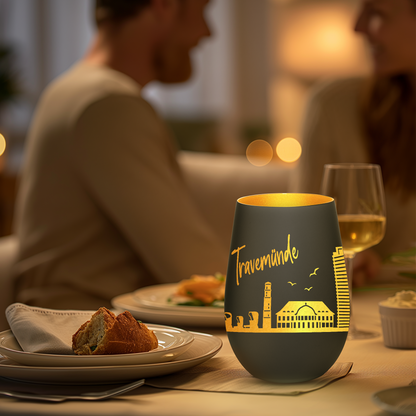 Hochwertiges Glas Windlicht mit Gravur "SKYLINE TRAVEMÜNDE" in der Farbe Schwarz/Gold