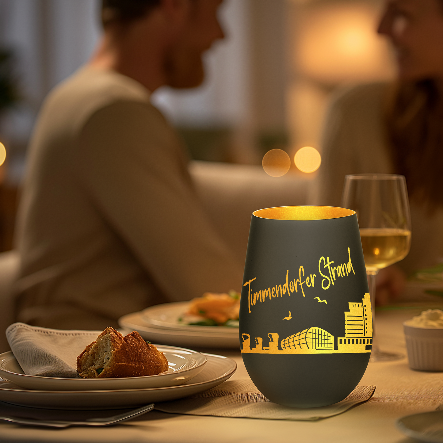 Hochwertiges Glas Windlicht mit Gravur "SKYLINE TIMMENDORFER STRAND" in der Farbe Schwarz/Gold