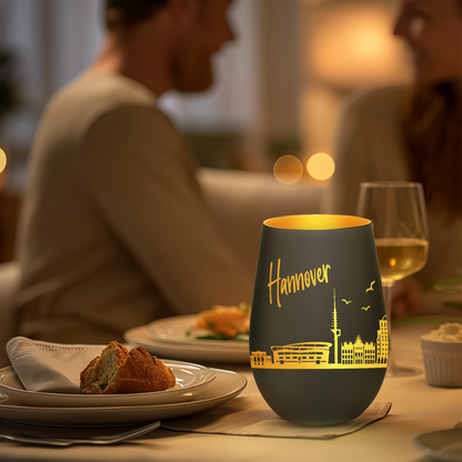 Hochwertiges Glas Windlicht mit Gravur "SKYLINE HANNOVER" in der Farbe Schwarz/Gold