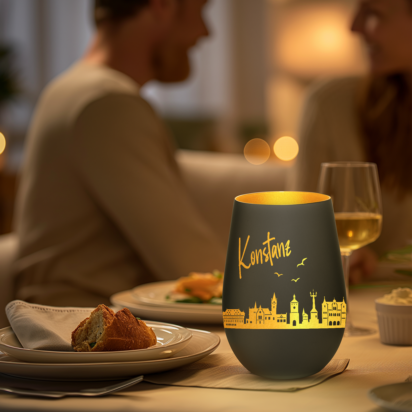 Hochwertiges Glas Windlicht mit Gravur "SKYLINE KONSTANZ" in der Farbe Schwarz/Gold