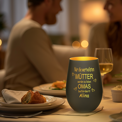 Hochwertiges Glas Windlicht mit Gravur "NUR DIE WERTVOLLSTEN MÜTTER WERDEN ZU LIEBEN OMAS" mit Wunschname in der Farbe Schwarz/Gold