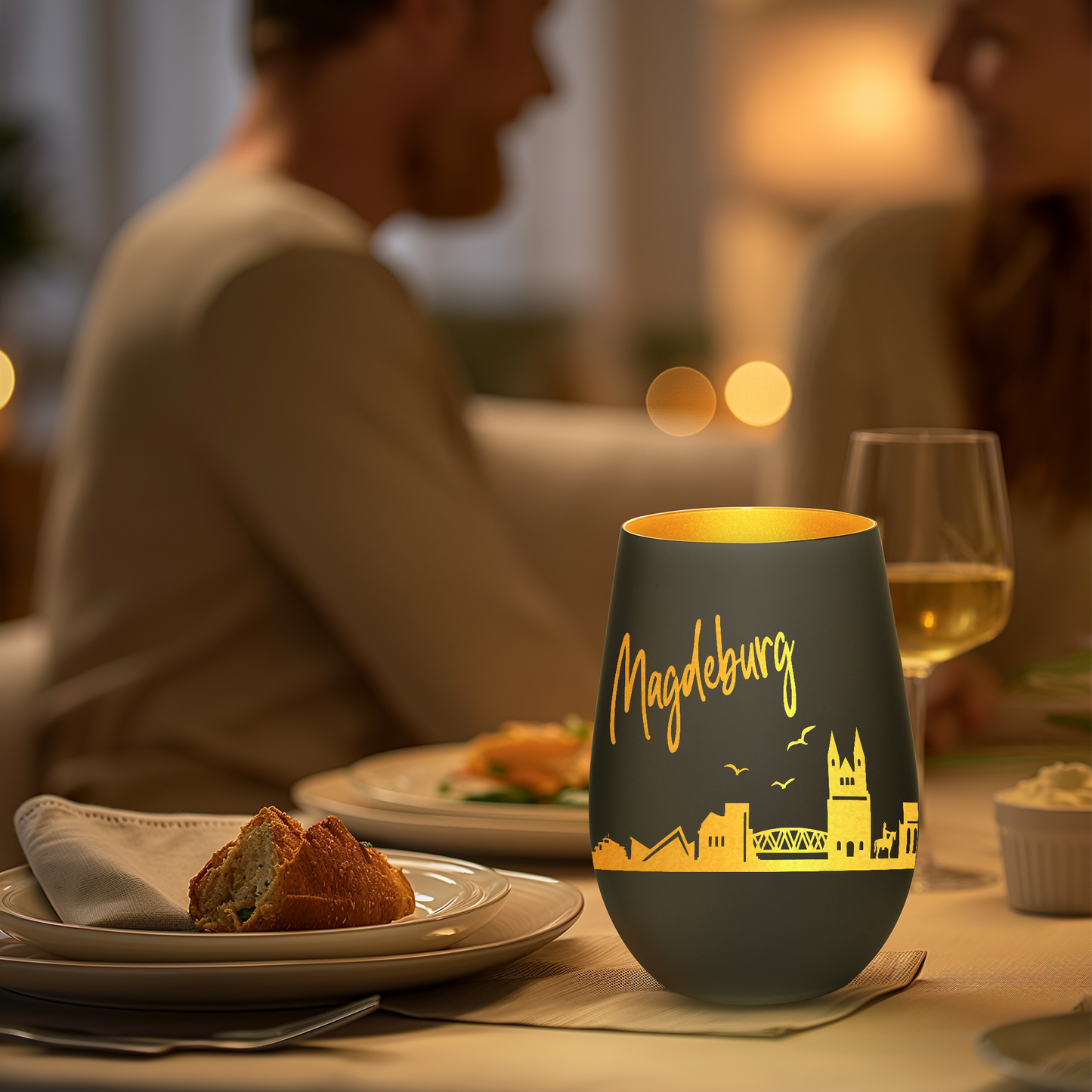 Hochwertiges Glas Windlicht mit Gravur "SKYLINE MAGDEBURG" in der Farbe Schwarz/Gold