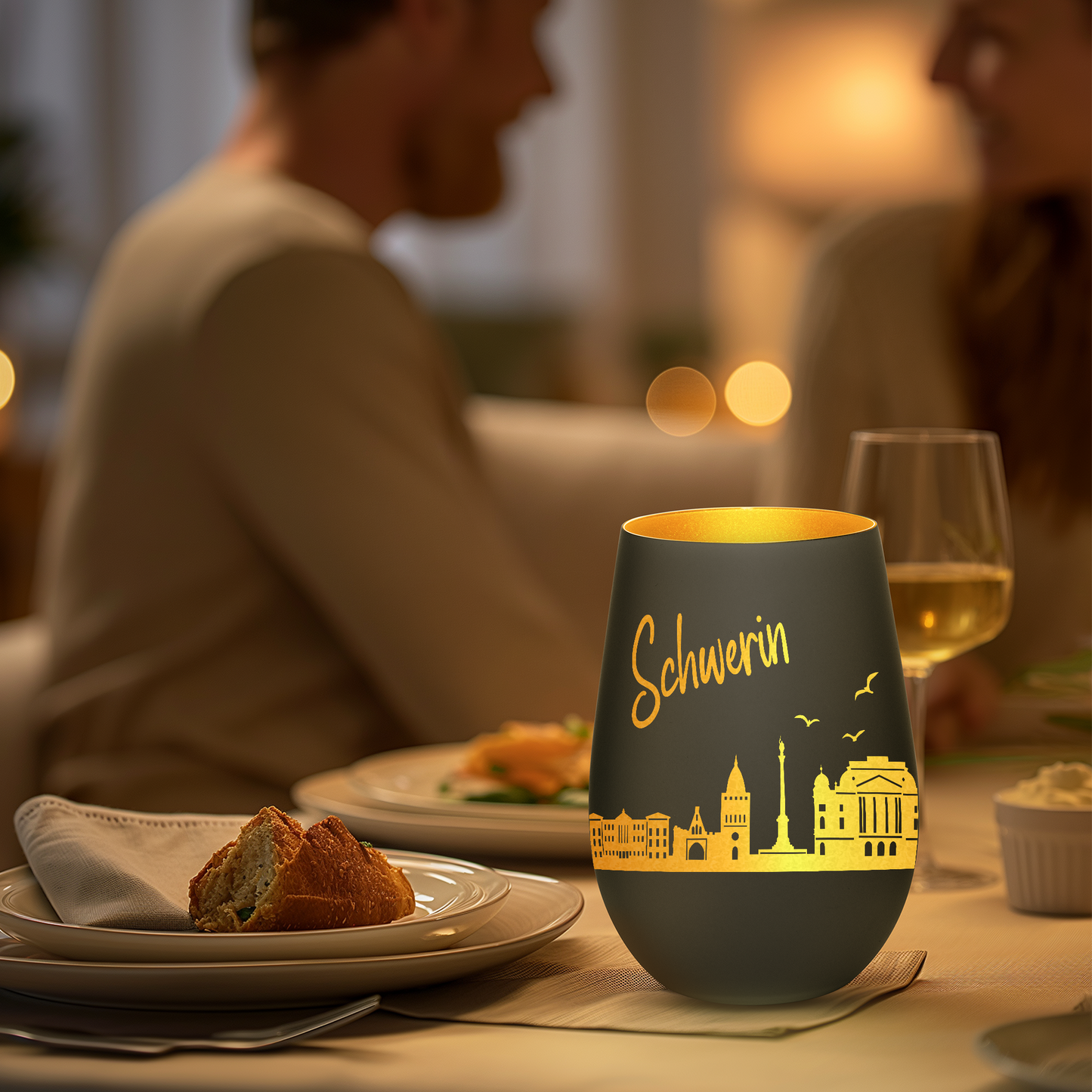 Hochwertiges Glas Windlicht mit Gravur "SKYLINE SCHWERIN" in der Farbe Schwarz/Gold