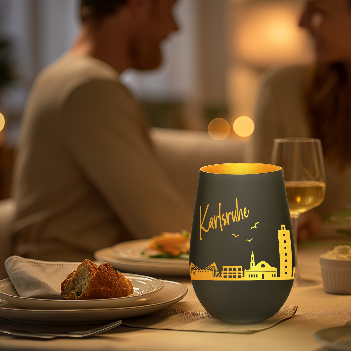 Hochwertiges Glas Windlicht mit Gravur "SKYLINE KARLSRUHE" in der Farbe Schwarz/Gold