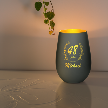 Hochwertiges Glas Windlicht mit Gravur "GEBURTSTAG MIT BLUMENKRANZ" mit Wunschnamen und Datum in der Farbe Schwarz/Gold