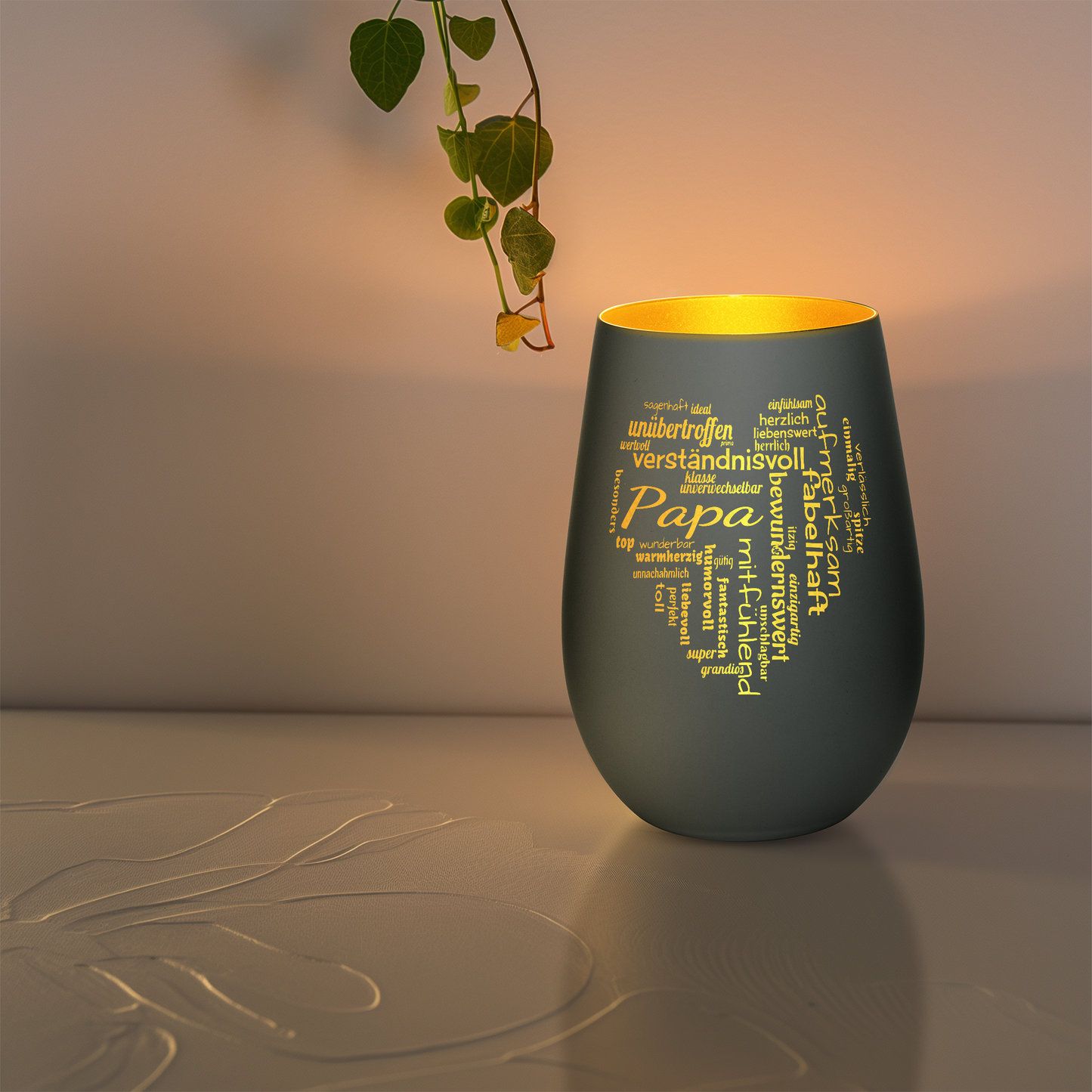 Hochwertiges Glas Windlicht mit Gravur "PAPA GROßES HERZ" in der Farbe Schwarz/Gold