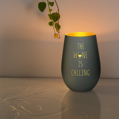 Hochwertiges Glas Windlicht mit Gravur "THE WINE IS CALLING" in der Farbe Schwarz/Gold