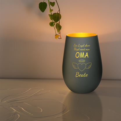 Hochwertiges Glas Windlicht mit Gravur "EIN ENGEL OHNE FLÜGEL NENNT MAN OMA" mit Wunschname in der Farbe Schwarz/Gold