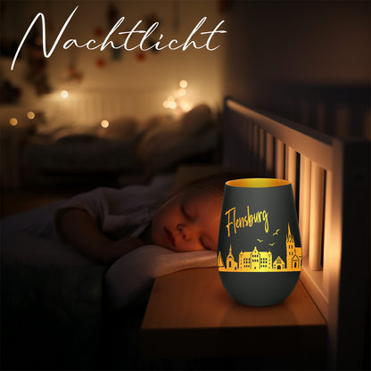 Hochwertiges Glas Windlicht mit Gravur "SKYLINE FLENSBURG" in der Farbe Schwarz/Gold