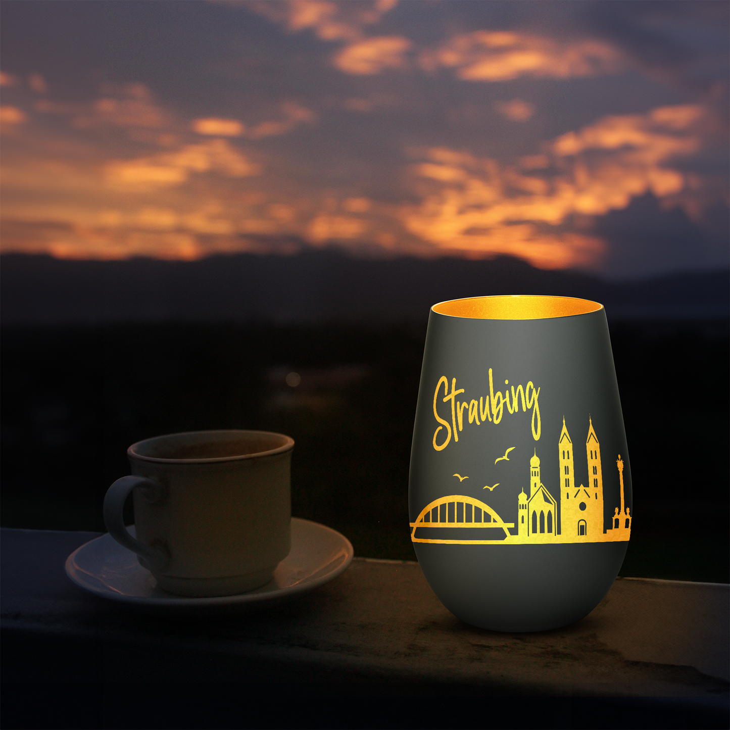 Hochwertiges Glas Windlicht mit Gravur "SKYLINE STRAUBING" in der Farbe Schwarz/Gold