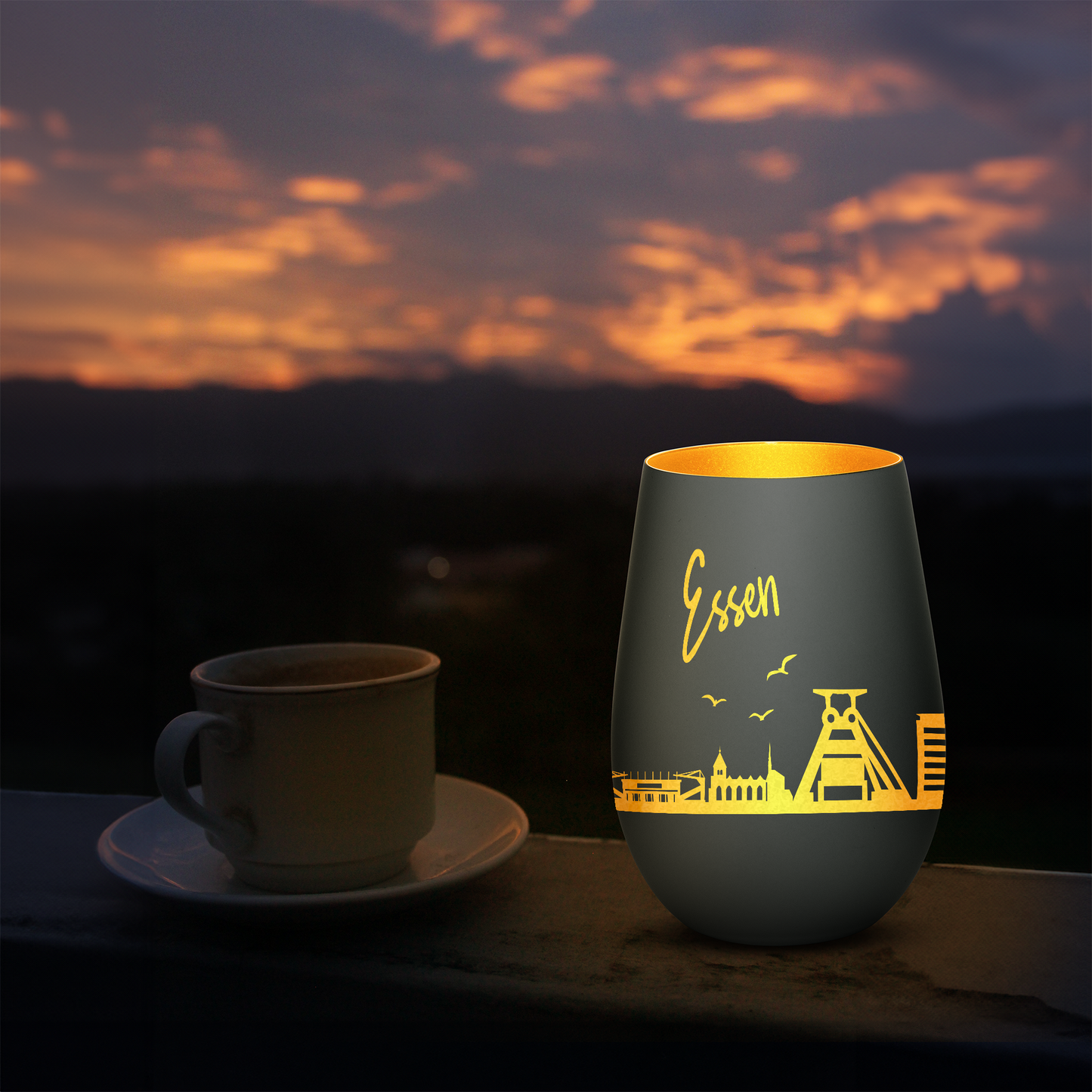 Hochwertiges Glas Windlicht mit Gravur "SKYLINE ESSEN" in der Farbe Schwarz/Gold