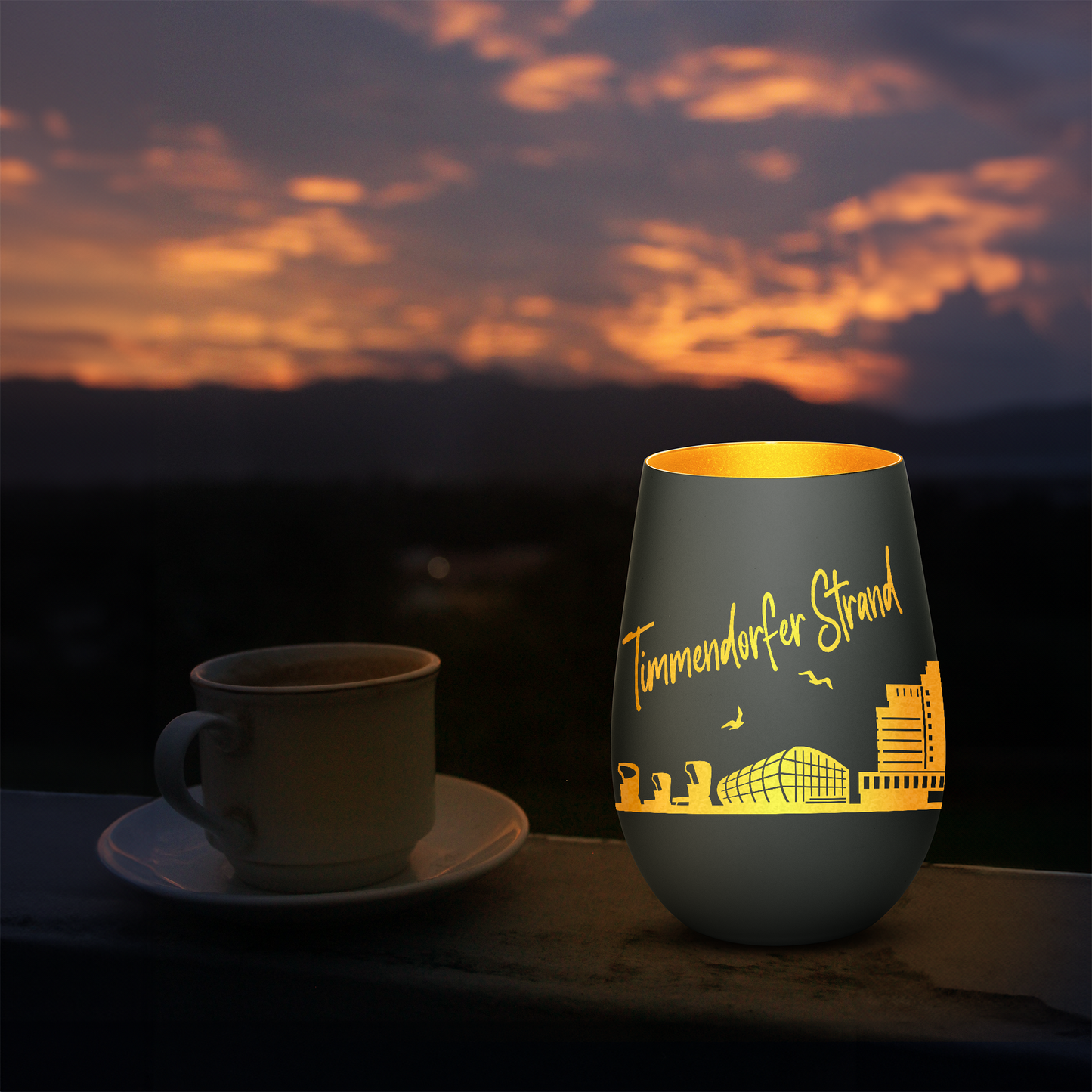 Hochwertiges Glas Windlicht mit Gravur "SKYLINE TIMMENDORFER STRAND" in der Farbe Schwarz/Gold