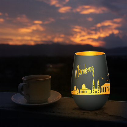 Hochwertiges Glas Windlicht mit Gravur "SKYLINE NÜRNBERG" in der Farbe Schwarz/Gold