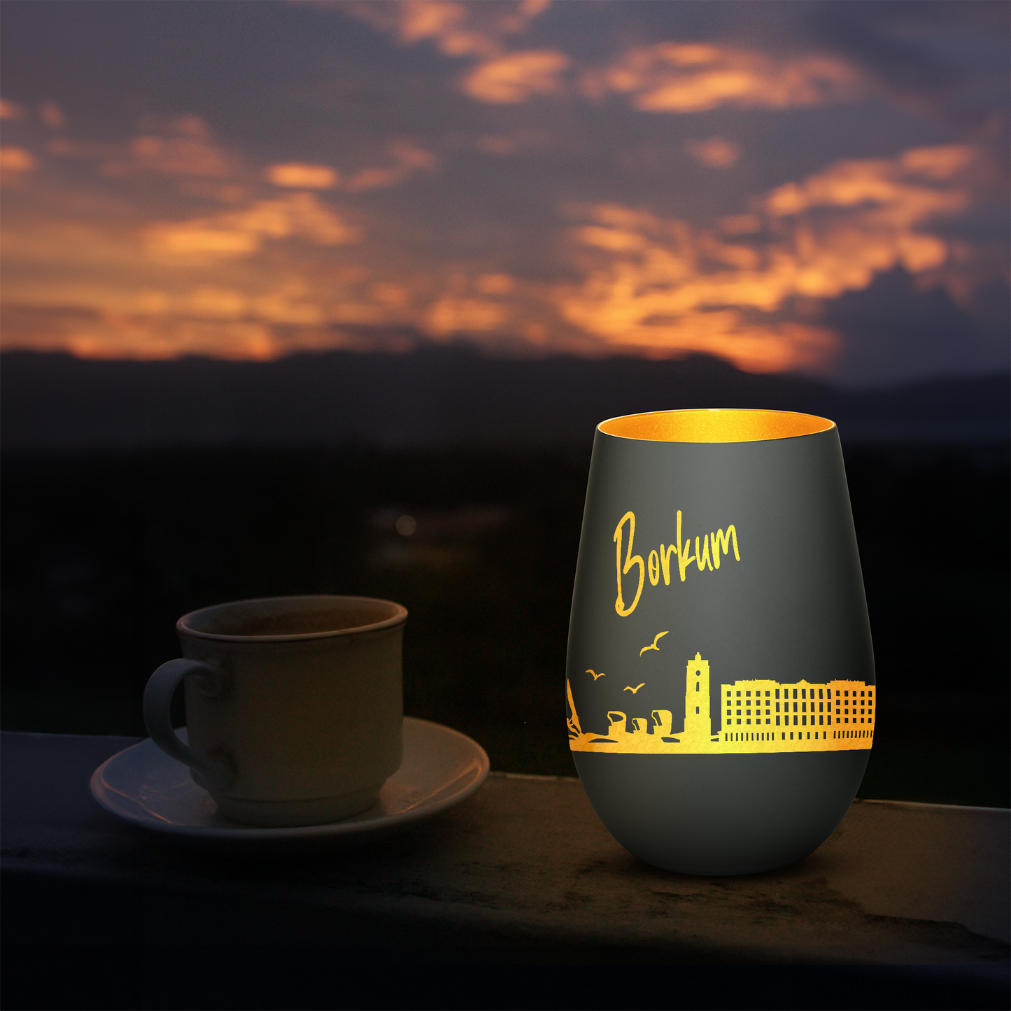Hochwertiges Glas Windlicht mit Gravur "SKYLINE BORKUM" in der Farbe Schwarz/Gold