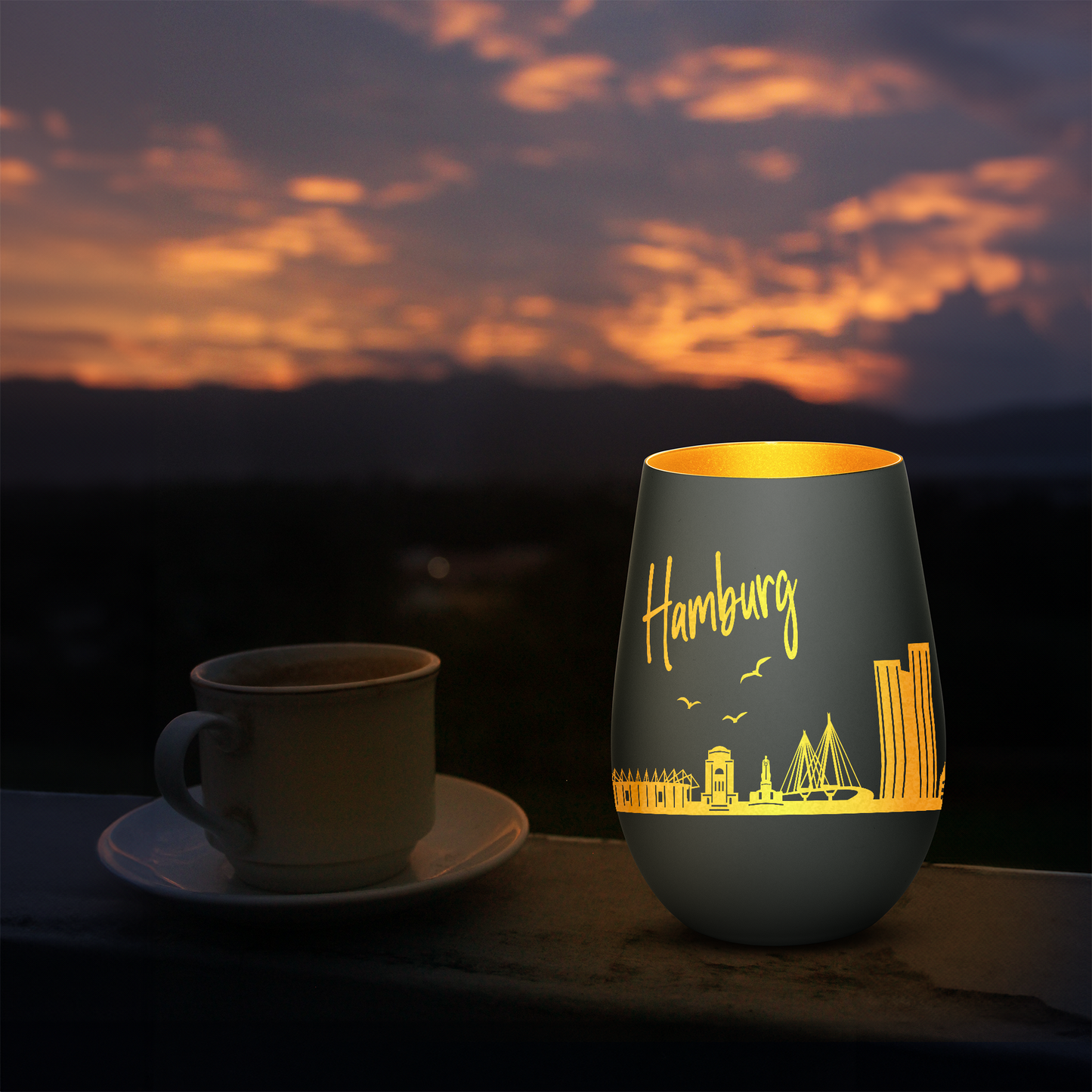 Hochwertiges Glas Windlicht mit Gravur "SKYLINE HAMBURG" in der Farbe Schwarz/Gold