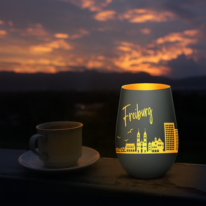 Hochwertiges Glas Windlicht mit Gravur "SKYLINE FREIBURG" in der Farbe Schwarz/Gold