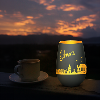 Hochwertiges Glas Windlicht mit Gravur "SKYLINE SCHWERIN" in der Farbe Schwarz/Gold