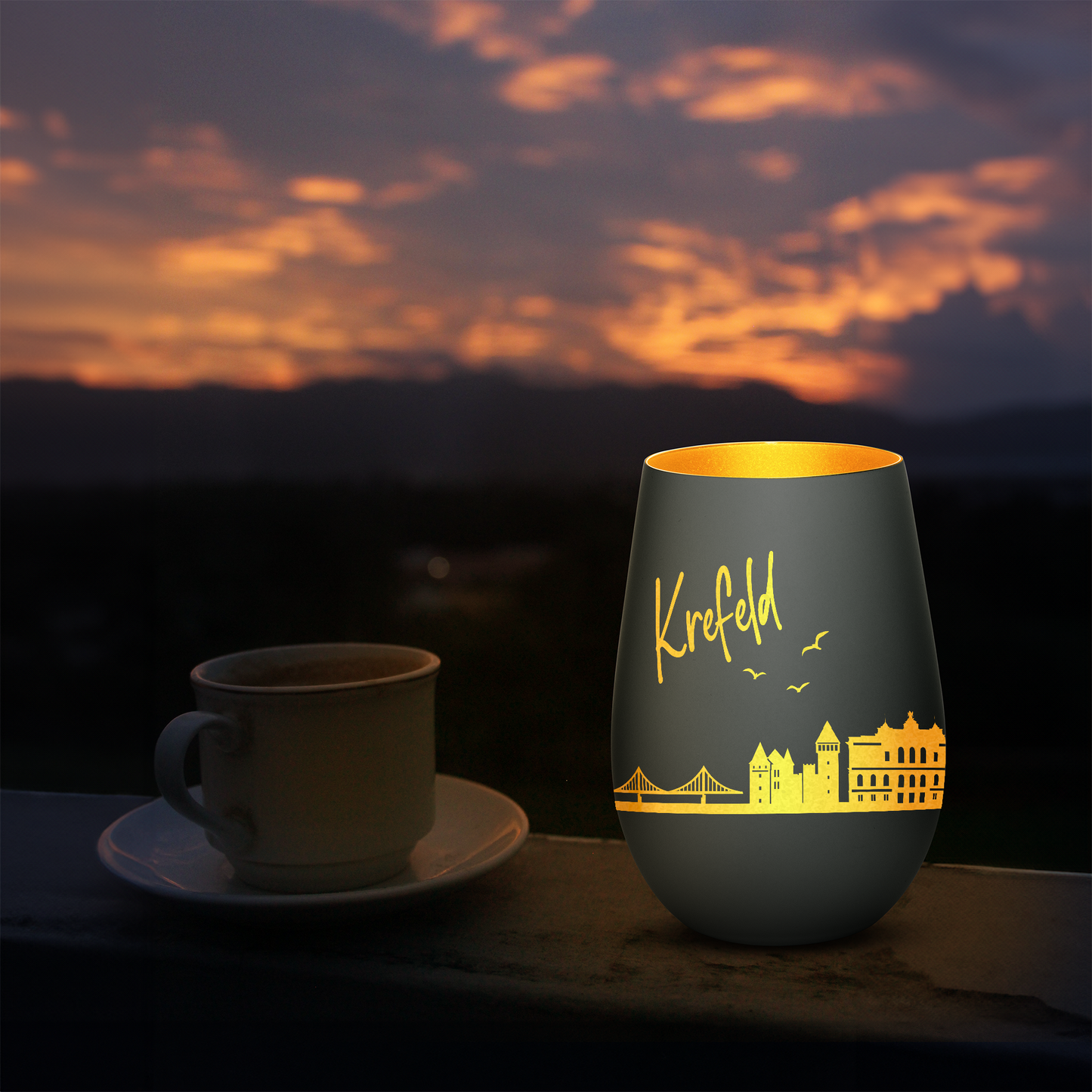Hochwertiges Glas Windlicht mit Gravur "SKYLINE KREFELD" in der Farbe Schwarz/Gold