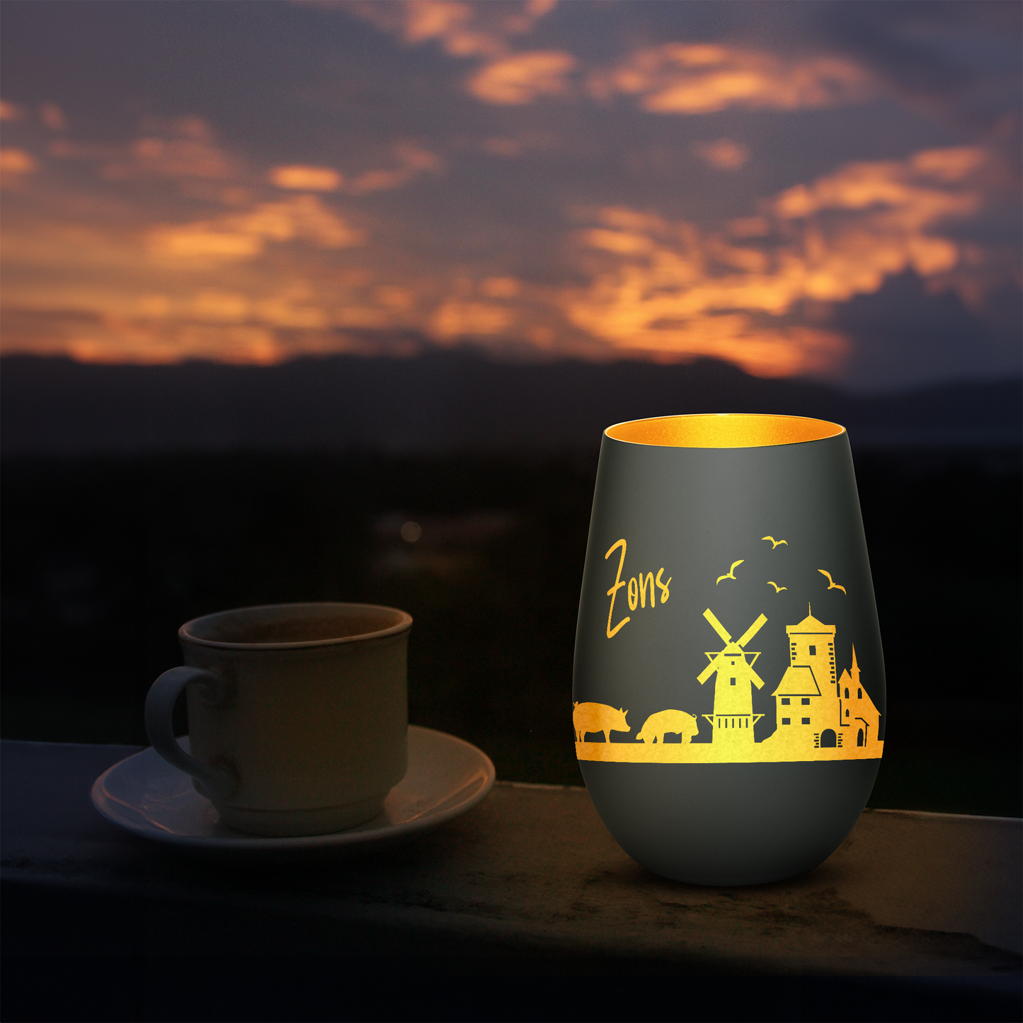 Hochwertiges Glas Windlicht mit Gravur "SKYLINE ZONS (DORMAGEN)" in der Farbe Schwarz/Gold