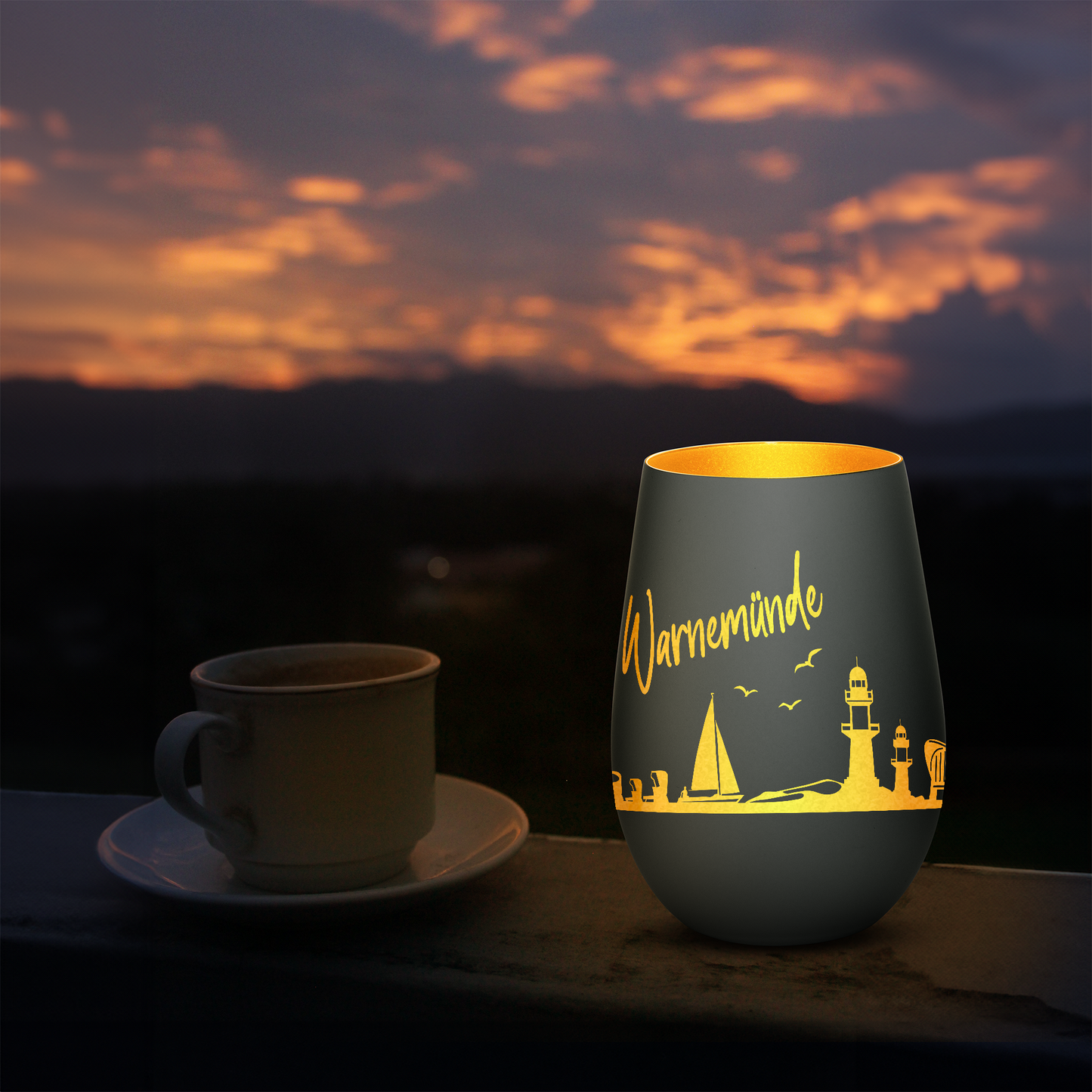 Hochwertiges Glas Windlicht mit Gravur "SKYLINE WARNEMÜNDE" in der Farbe Schwarz/Gold