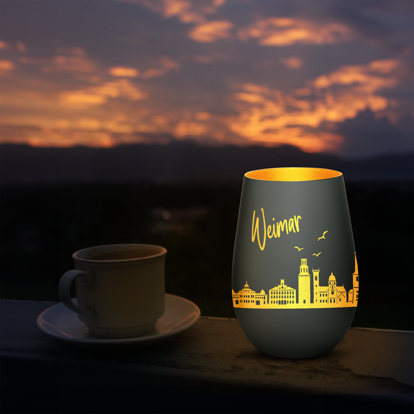 Hochwertiges Glas Windlicht mit Gravur "SKYLINE WEIMAR" in der Farbe Schwarz/Gold