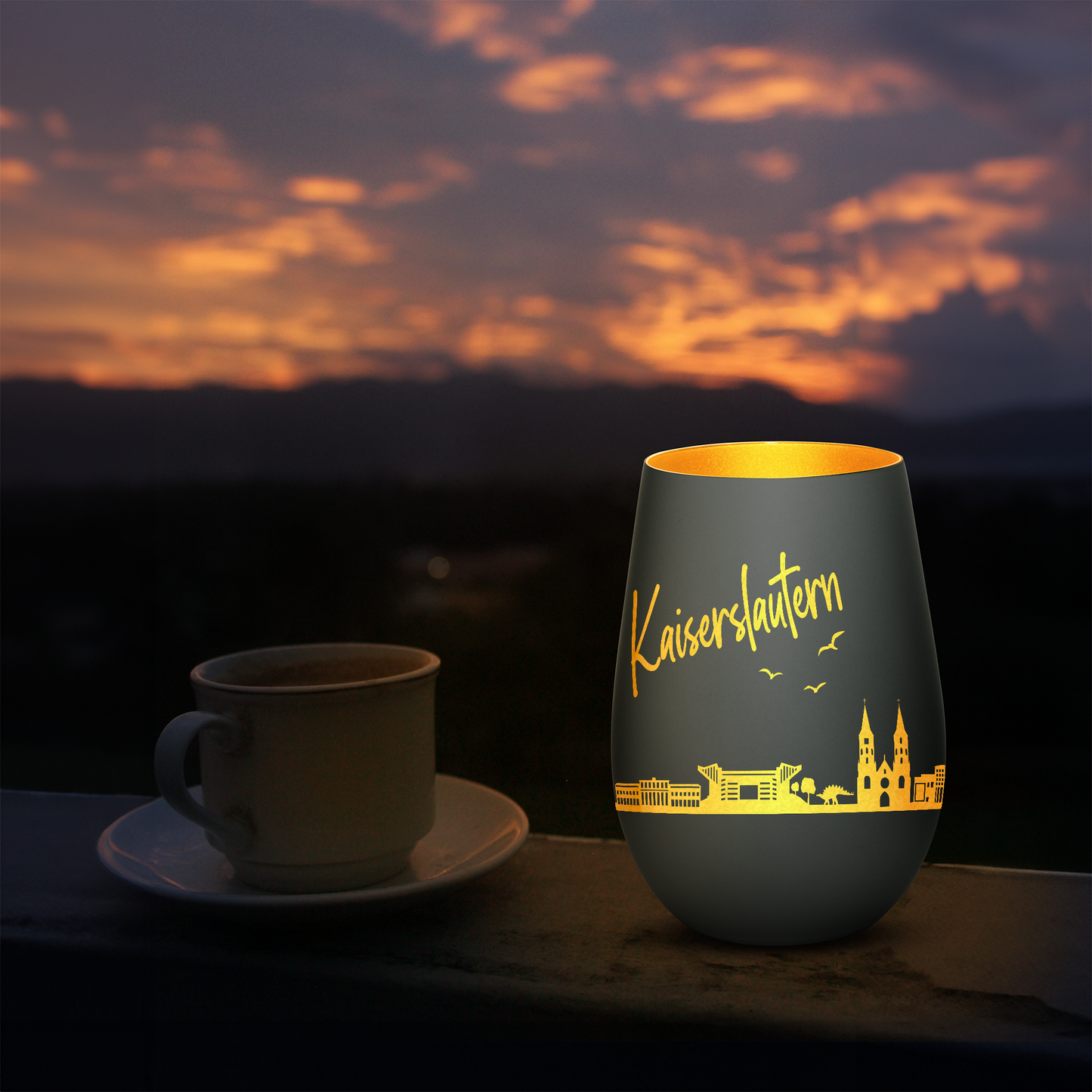 Hochwertiges Glas Windlicht mit Gravur "SKYLINE KAISERSLAUTERN" in der Farbe Schwarz/Gold