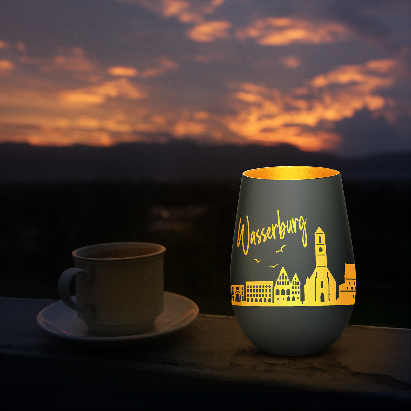 Hochwertiges Glas Windlicht mit Gravur "SKYLINE WASSERBURG" in der Farbe Schwarz/Gold