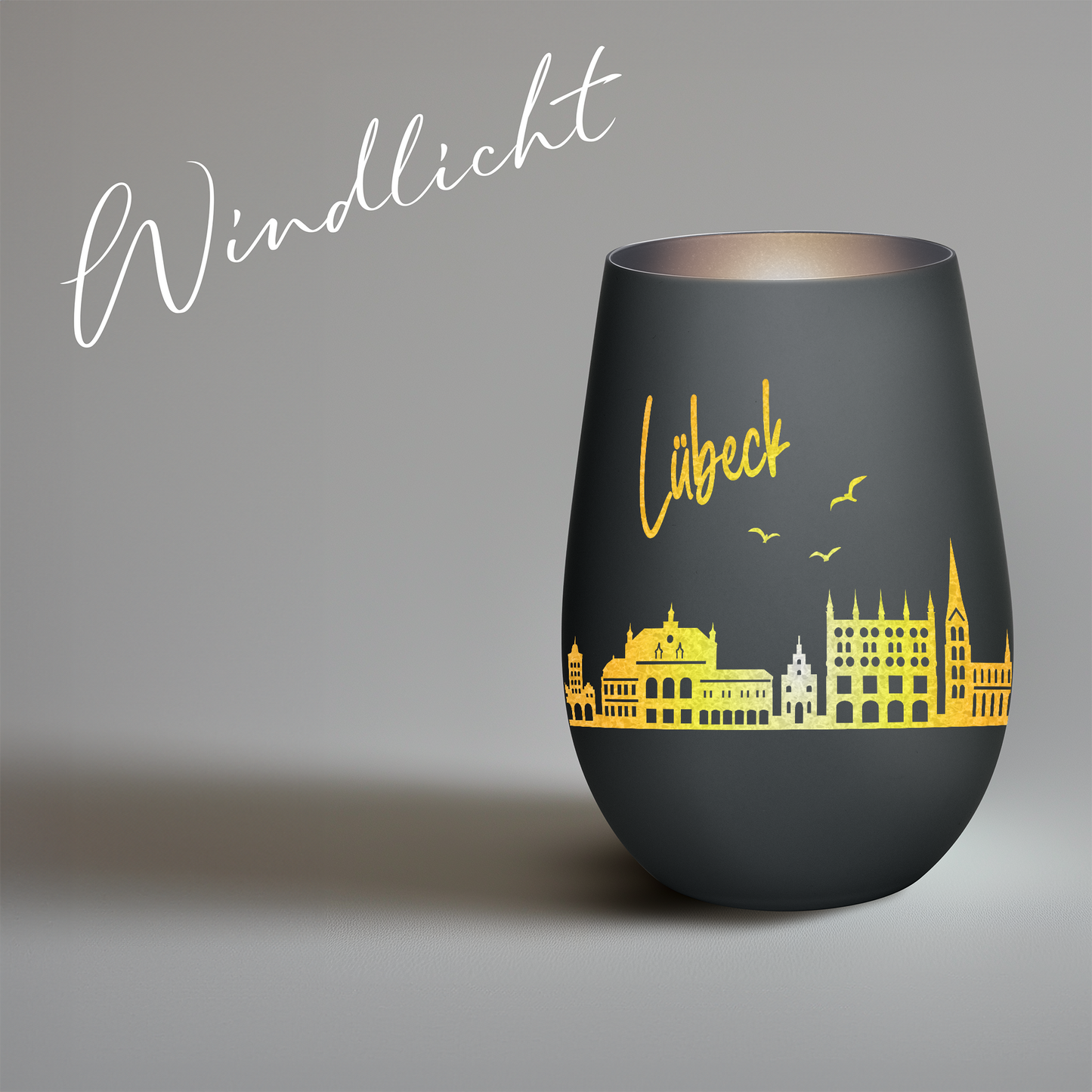 Hochwertiges Glas Windlicht mit Gravur "SKYLINE LÜBECK" in der Farbe Schwarz/Silber