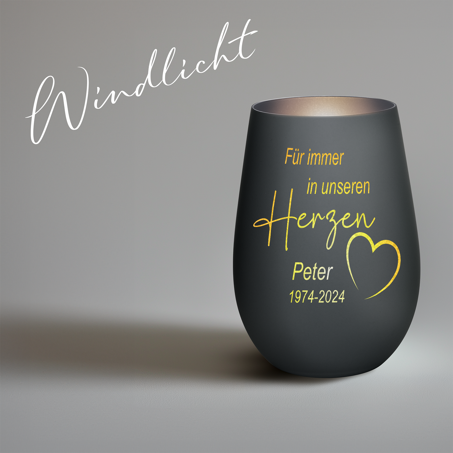 Hochwertiges Glas Windlicht mit Gravur als Trauerlicht "FÜR IMMER IN UNSEREN HERZEN" mit Wunschname in der Farbe Schwarz/Silber