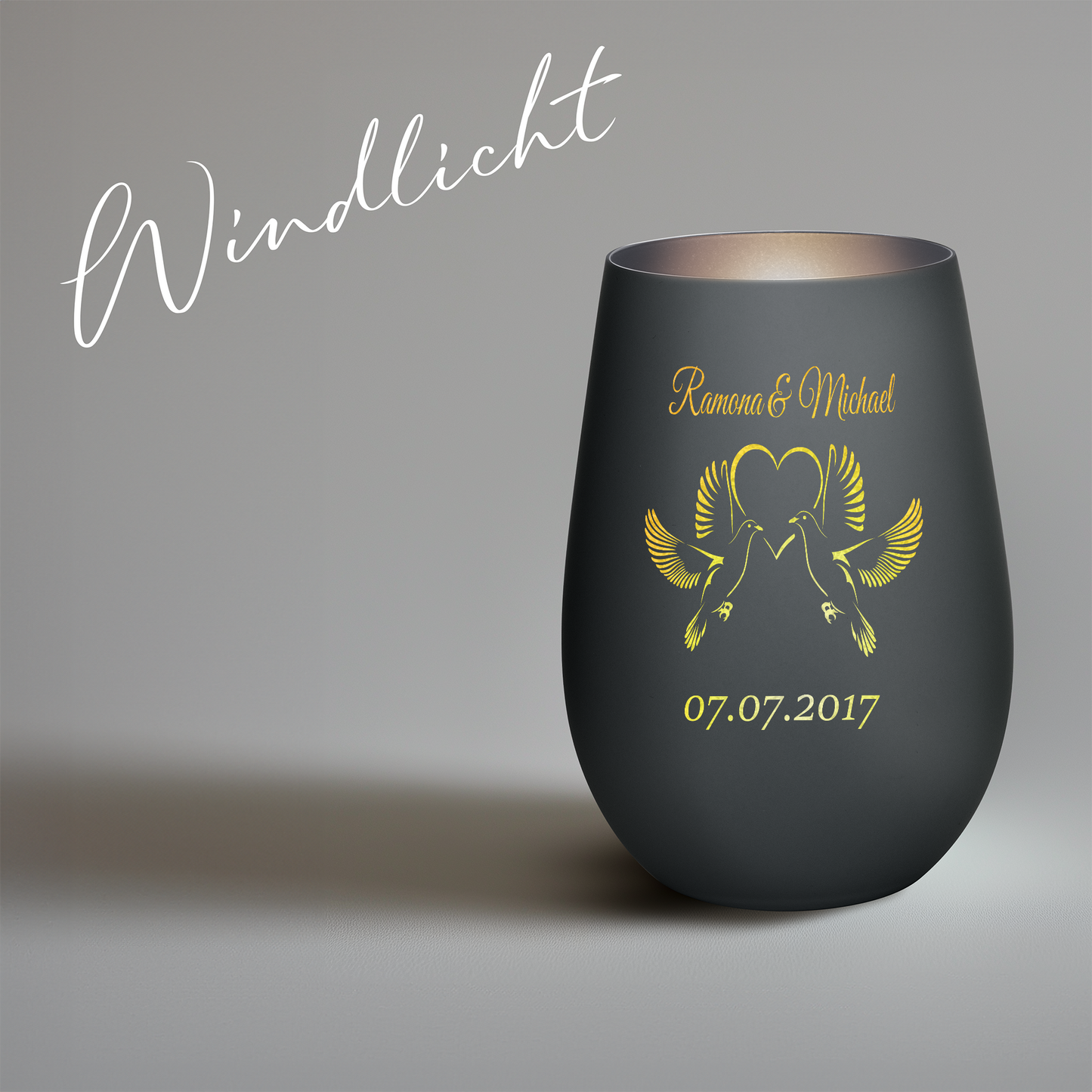 Hochwertiges Glas Windlicht mit Gravur "LIEBESGLAS TAUBEN" mit Wunschnamen und Datum in der Farbe Schwarz/Silber