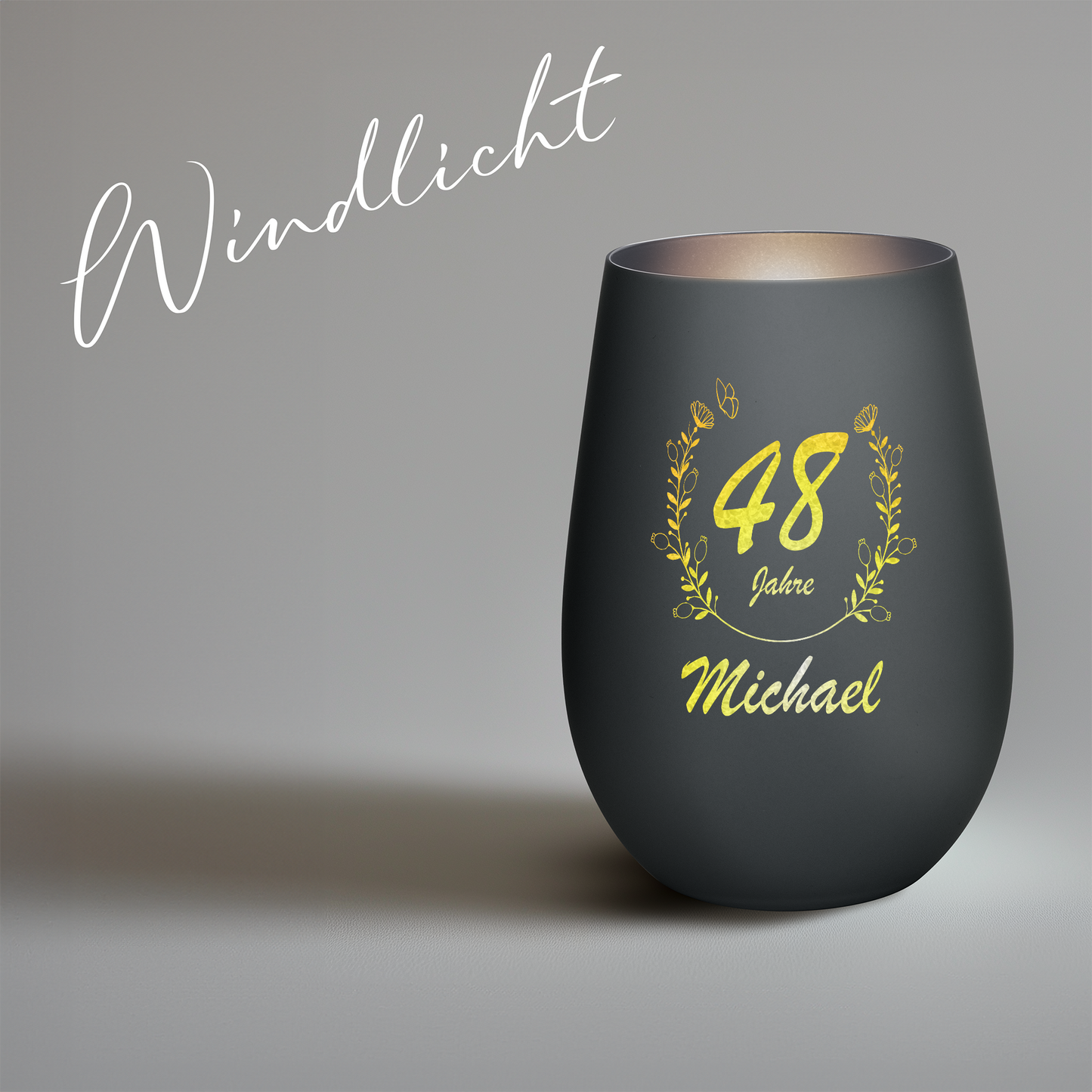 Hochwertiges Glas Windlicht mit Gravur "GEBURTSTAG MIT BLUMENKRANZ" mit Wunschnamen und Datum in der Farbe Schwarz/Silber