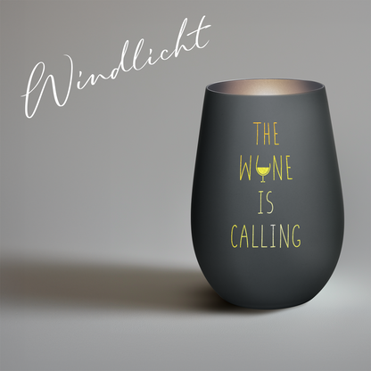 Hochwertiges Glas Windlicht mit Gravur "THE WINE IS CALLING" in der Farbe Schwarz/Silber