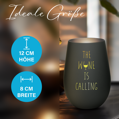 Hochwertiges Glas Windlicht mit Gravur "THE WINE IS CALLING" in der Farbe Schwarz/Silber
