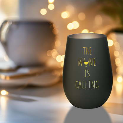 Hochwertiges Glas Windlicht mit Gravur "THE WINE IS CALLING" in der Farbe Schwarz/Silber