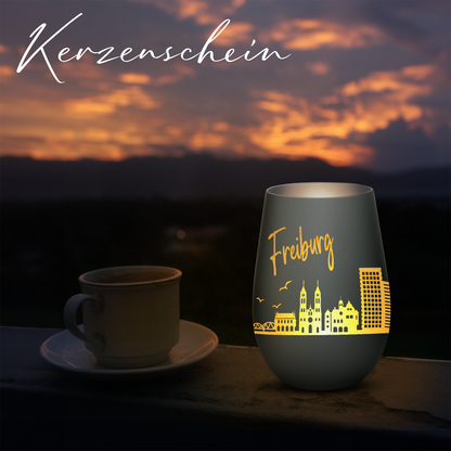 Hochwertiges Glas Windlicht mit Gravur "SKYLINE FREIBURG" in der Farbe Schwarz/Silber