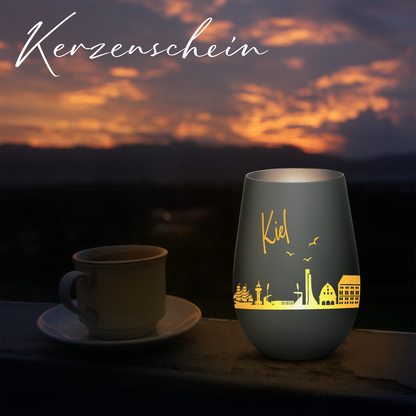 Hochwertiges Glas Windlicht mit Gravur "SKYLINE KIEL" in der Farbe Schwarz/Silber